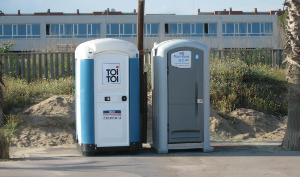 WC químics instal·lats al passeig marítim de Gavà Mar (davant del CEIP Gavà Mar) el juny de 2008